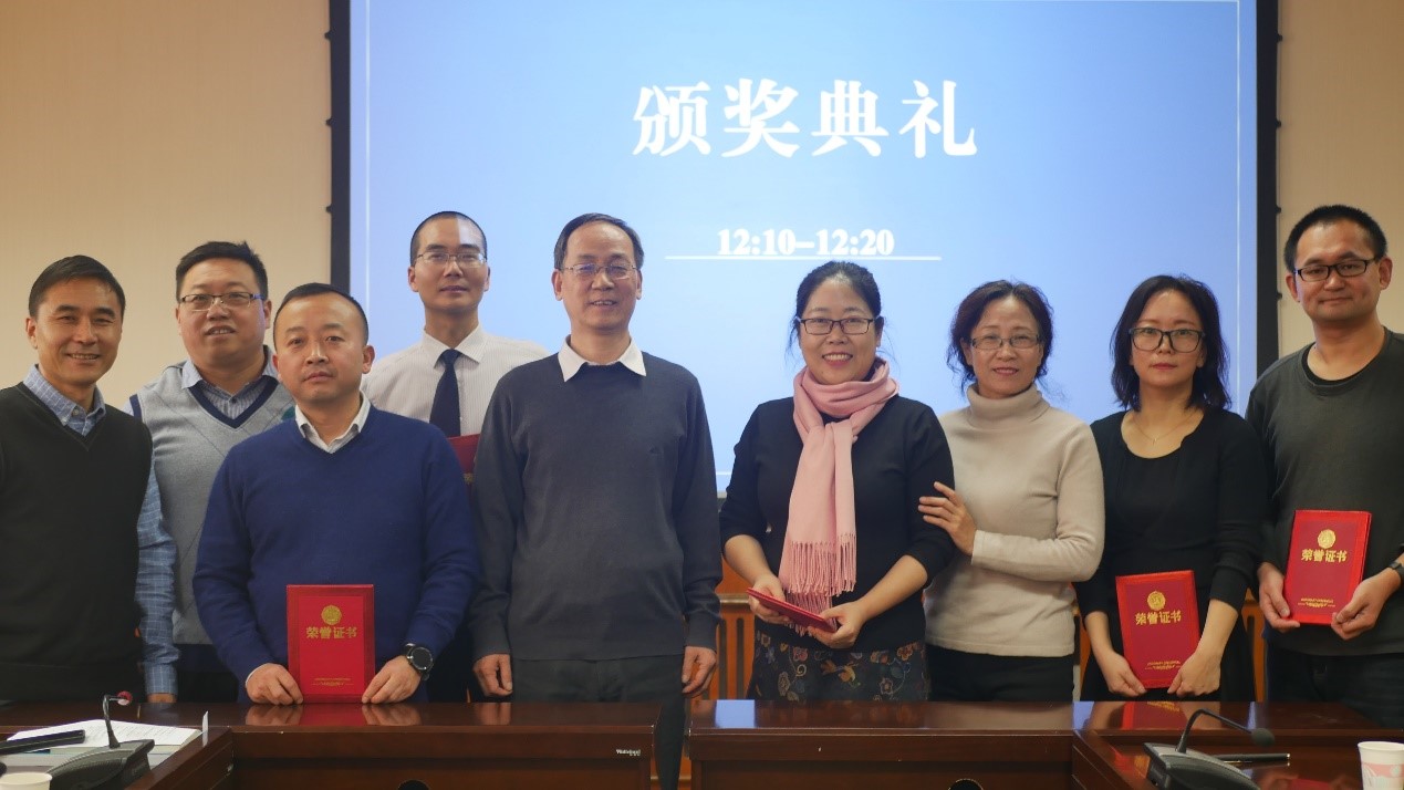 图22 颁奖.jpg